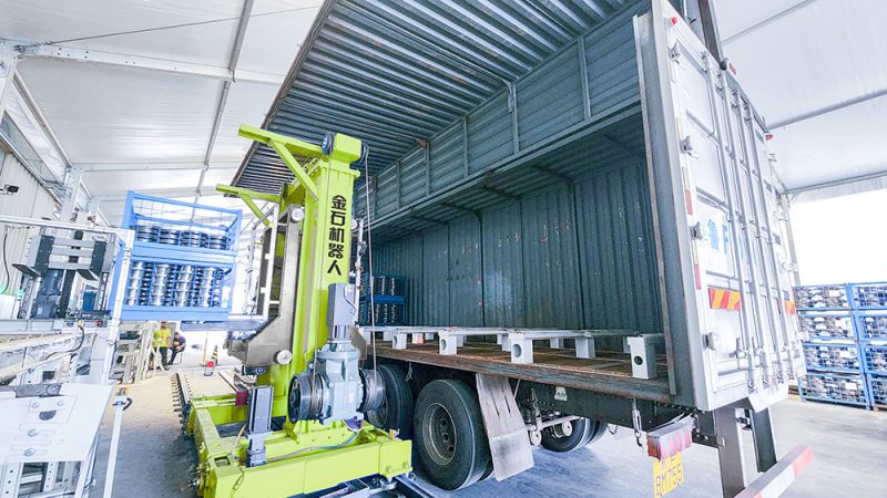 Flying wing vehicle loading and unloading